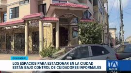 Los espacios públicos para estacionar permanecen condicionados por cobros no regulados, obligando a los conductores a pagar para dejar sus vehículos en la vía. Un reportaje de Camila Guevara