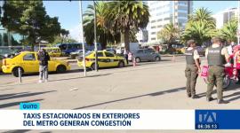 La presencia constante de taxis detenidos en los exteriores de las estaciones del metro generan tráfico. Ciudadanos exigen la presencia de agentes de tránsito. Un reportaje de Estefanía Vaca