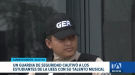 El talentoso guardia de seguridad sorprendió a los estudiantes en el campus de Samborondón con sus interpretaciones musicales que se volvieron virales. Un reportaje de Paula Kuhn