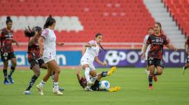 Quito, 1 de agosto de 2026. Final de ida por la Superliga Femenina. Liga Deportiva Universitaria recibe a Dragonas Independiente del Valle en el estadio Rodrigo Paz Delgado.