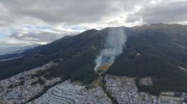 Incendio en El Pinar Alto genera columna de humo en el norte de Quito.