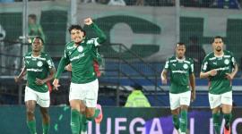 El defensa paraguayo #15 del Palmeiras, Gustavo Gómez, celebra tras anotar el gol inicial durante el partido de vuelta de los octavos de final de la Copa Libertadores entre Cerro Porteño de Paraguay