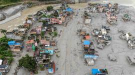 Los equipos de rescate en Nepal y China siguen luchando este sábado por localizar a miles de personas
