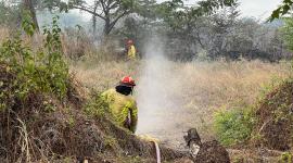 50 bomberos en Guayaquil movilizados por incendio en la av. Narcisa de Jesús
