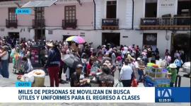 Miles de personas se movilizan en Quito para adquirir uniformes y materiales escolares previo al retorno de estudiantes y docentes a las aulas. Un reportaje de Fausto Yépez
