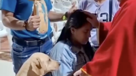 El perrito que pidió la mano de un sacerdote durante una oración, se robó el cariño de las personas en redes sociales.