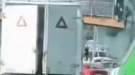 El vehículo fue seguido durante varios metros hasta que los agentes consiguieron detenerlo.
