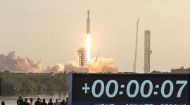 El cohete Falcon Heavy de SpaceX despega del Complejo de Lanzamiento 39A con el Telescopio Espacial Nancy Grace Roman de la NASA