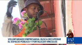 Más de 100 participantes apoyados por la empresa privada pintaron frentes de viviendas patrimoniales y colocaron geranios en los balcones del centro de Quito. Un reportaje de Nathalie Jiménez