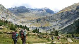 Equipos especializados realizan rescates en zonas de montaña ante emergencias o accidentes durante excursiones.