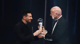 Messi y Gianni Infantino, de la FIFA, en la entrega de un reconocimiento.