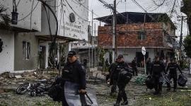 Miembros de la Policía Nacional de Colombia evacuan la zona tras la explosión de un coche bomba cerca de una comisaría en Los Patios, departamento de Norte de Santander, Colombia.