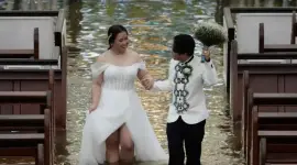 Una pareja de novios se dieron el 'sí acepto' en medio de inundaciones en Filipinas.