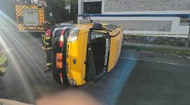Una furgoneta escolar se volcó tras impactarse con otra en el sector de La Floresta.