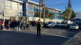 Agentes de la Policía estuvieron presentes en los exteriores de los colegios por el regreso a clases en la Sierra y Amazonía