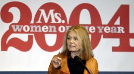Gloria Steinem en un discurso durante la entrega de premios a las ganadoras del galardón «Mujer del Año 2004»