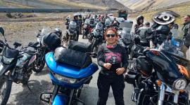 Lucía Orbe recorrió veinticinco mil kilómetros a lo largo de ocho países y cinco meses de carretera, convirtiéndose en la primera mujer ecuatoriana en llegar en moto y en solitario hasta Ushuaia. Su viaje desafió climas extremos, imprevistos mecánicos y los prejuicios alrededor de un entorno tradicionalmente masculino.