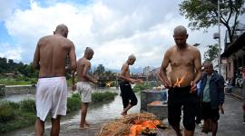 Familiares realizaron ritos hindúes nepalíes para la cremación de efigies de hierba Kush durante funerales simbólicos celebrados en honor a las víctimas de las inundaciones