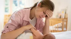 La depresión posparto puede aparecer después del nacimiento de un bebé y provocar tristeza, ansiedad, aislamiento y otros síntomas que pueden afectar la vida cotidiana de las madres.