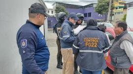 Funcionarios municipales de la AMC durante las intervenciones realizadas en los alrededores de universidades en Quito.