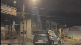 Momento en que un vehículo circula por la Av. Velasco Ibarra en contravía.