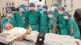 Realizan primer trasplante de riñón con paciente despierto.