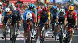 El ciclista francés del equipo Groupama-FDJ, Bastien Tronchon, reacciona tras ganar la décima etapa de la Vuelta a España 2026 —una carrera de 184,7 km entre Alcaraz y Elche de la Sierra— el 1 de septiembre de 2026.