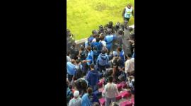 Hinchas de Macará frente a miembros de la Policía Nacional en el estadio de Independiente del Valle.