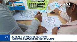 Pese a una reducción del 21.9% de menores institucionalizados en siete años, existen alertas sobre alerta sobre procesos legales defectuosos. Un reportaje de Belén Merizalde