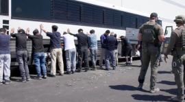 Agentes del ICE detienen a migrantes de una empresa.