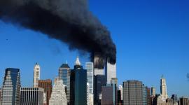 Las torres gemelas del World Trade Center se elevan en columnas de humo tras el impacto de aviones secuestrados en la madrugada del 11 de septiembre de 2001.