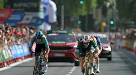 El corredor belga del Team Visma-Lease a Bike, Wout van Aert, compite con el corredor italiano del Team XDS Astana, Alessandro Romele (izq.), antes de ganar la 15.ª etapa de la vuelta ciclista a España 2026, una carrera de 110,2 km que fue modificada de su itinerario original de 189,7 km