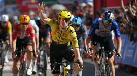 El ciclista británico del equipo Visma-Lease a Bike, Matthew Brennan (centro), celebra su victoria en la 16.ª etapa de la Vuelta a España 2026, una carrera de 181,1 km entre Cortegana y el Monasterio de Santa María de la Rábida.