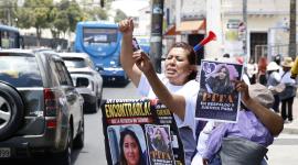 Familiares y amigos de Lizeth Bunshi, exigen Justicia por su muerte, en un planton en el sector de la Asamblea Nacional.