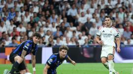 El delantero marroquí del Real Madrid, Brahim Díaz (n.º 21, a la derecha), dispara pero no logra marcar durante el partido de la primera jornada de la fase de grupos de la Liga de Campeones de la UEFA entre el Real Madrid y el Inter de Milán