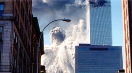 El 11 de septiembre de 2001, la torre sur del World Trade Center se derrumbó en Nueva York, esparciendo polvo y humo por las calles.