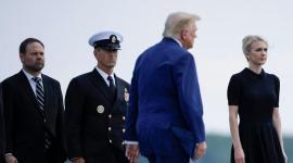 El presidente de Estados Unidos, Donald Trump, camina frente a Natalie Harp, asistente ejecutiva.