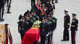 El féretro con los restos del difunto rey Harald V es trasladado al mausoleo real en la cripta del castillo de Akershus tras el funeral de Estado