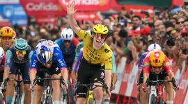 El ciclista británico del equipo Visma-Lease a Bike, Matthew Brennan, celebra su victoria en la 17.ª etapa de la Vuelta a España 2026 —una carrera de 185 km entre Dos Hermanas y Sevilla— el 9 de septiembre de 2026.