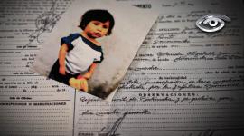 Decenas de niños ecuatorianos dados en adopción a Noruega entre 1976 y 2004 cargan hoy con expedientes plagados de irregularidades que el propio gobierno de ese país ya reconoció oficialmente. Convertidos en adultos, esperan que el Estado ecuatoriano rompa su silencio y se sume a la búsqueda de sus verdaderos orígenes. Una herida abierta que reclama justicia.