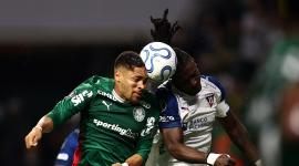 Copa Libertadores - Cuartos de final - primera pierna - Palmeiras contra LDU Quito - Nubank Parque, Sao Paulo, Brasil - 9 de septiembre de 2026 Vitor Roque de Palmeiras en acción con Ricardo Ade