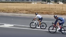 Ciclistas avanzan entre vehículos pesados en la vía E35 tras rezagarse de la competencia
