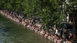 Los bañistas tomaron el sol a orillas del Canal Saint-Martin mientras Francia sufría una ola de calor en junio de 2026