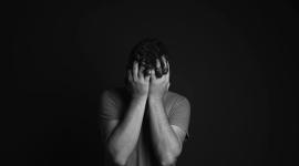 Casi 8 de cada 10 muertes por suicidio en Ecuador corresponden a hombres. Reconocer las señales, preguntar y acompañar puede ser clave para llegar a tiempo.