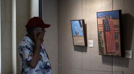 Un visitante observa pinturas del expresidente estadounidense George W. Bush en el Museo Presidencial George W. Bush en Dallas, Texas