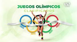 Rosalba Chacha, maratonista ecuatoriana, celebra su triunfo en la Media Maratón de Santiago y el nuevo récord de la competencia con un tiempo de 1h15m20s.