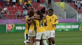 Jugadoras de la selección de Ecuador se abrazan al final del partido ante Francia por el Mundial Femenino Sub-20.