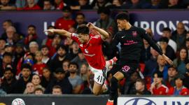 Liga de Campeones de la UEFA - Manchester United contra Sabah - Old Trafford, Manchester, Reino Unido - 10 de septiembre de 2026. Harry Amass, del Manchester United, en acción con Erivaldo Almeida, del Sabah.