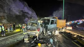 Dos vehículos se incendiaron en la Panamericana Norte, sector Guayllabamba, la madrugada del 11 de septiembre de 2026.