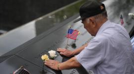Un hombre permanece de pie junto al monumento conmemorativo antes de la conmemoración del 25 aniversario de los atentados del 11 de septiembre